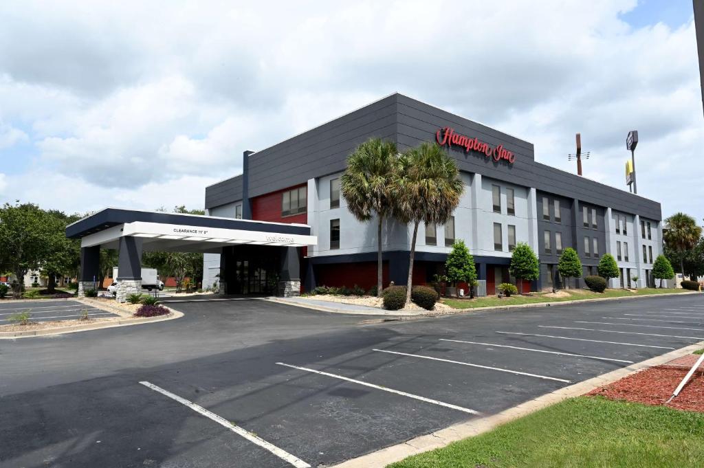 an empty parking lot in front of a hotel at Hampton Inn Valdosta/Lake Park Area in Lake Park