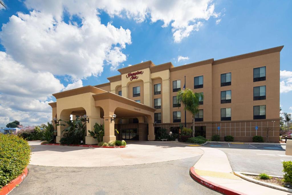 una representación de un hotel con un edificio en Hampton Inn Visalia, en Visalia