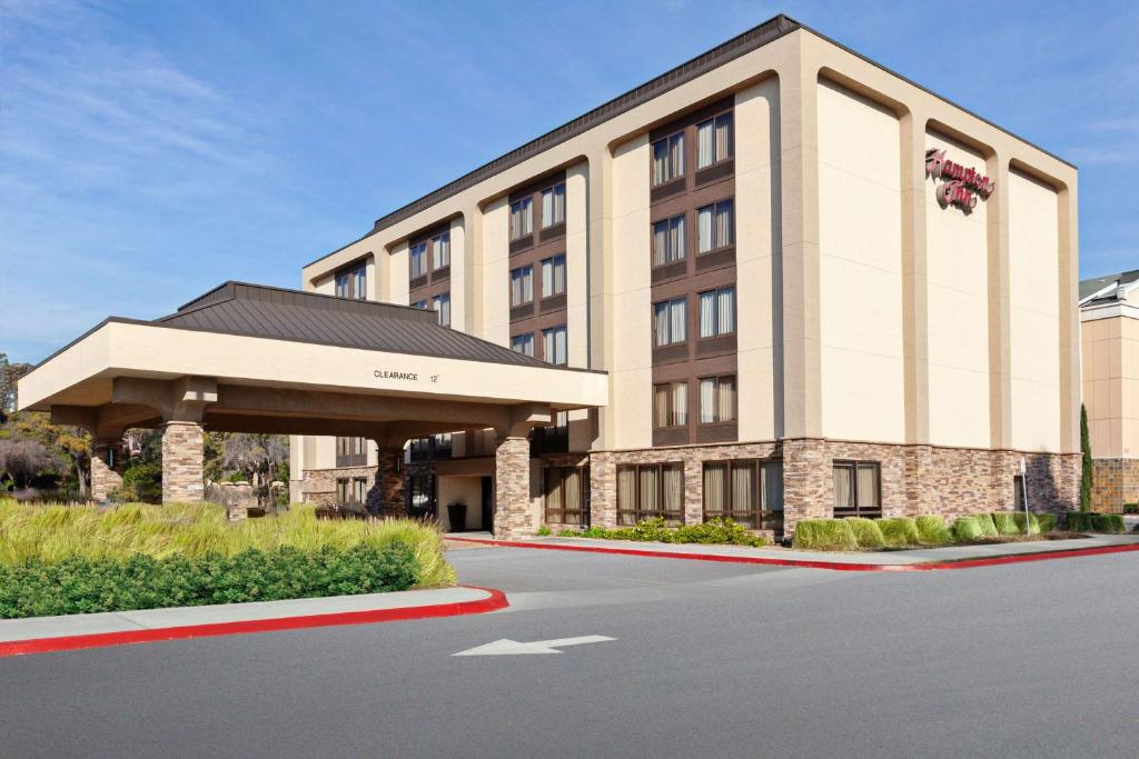 una representación de la parte delantera de un hotel en Hampton Inn Los Angeles-West Covina en West Covina