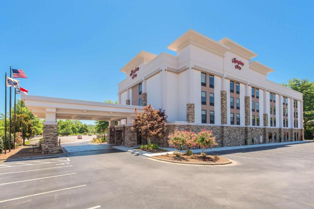 una representación de la parte delantera de un hotel en Hampton Inn Wilkesboro, en Wilkesboro