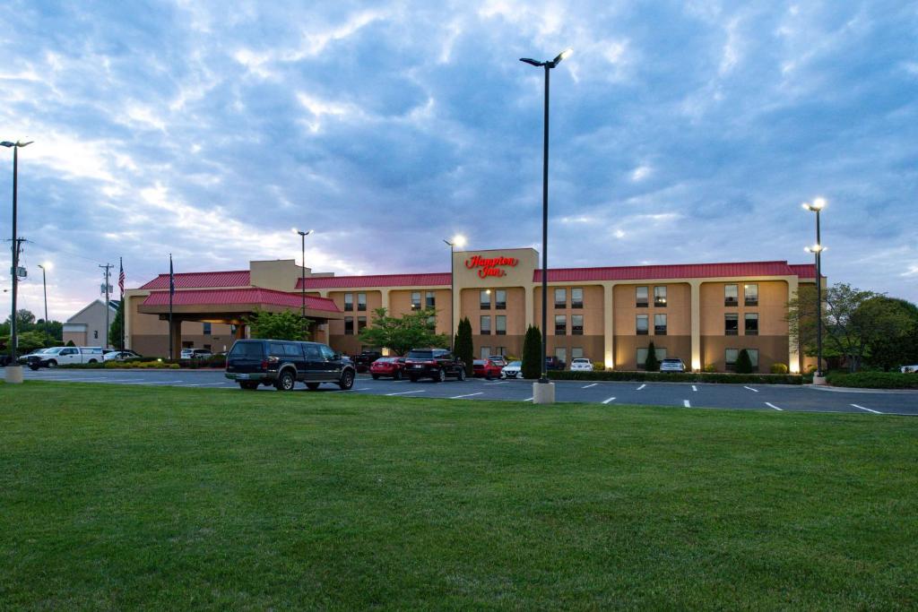 un bâtiment avec un parking en face de celui-ci dans l'établissement Hampton Inn Wytheville, à Wytheville