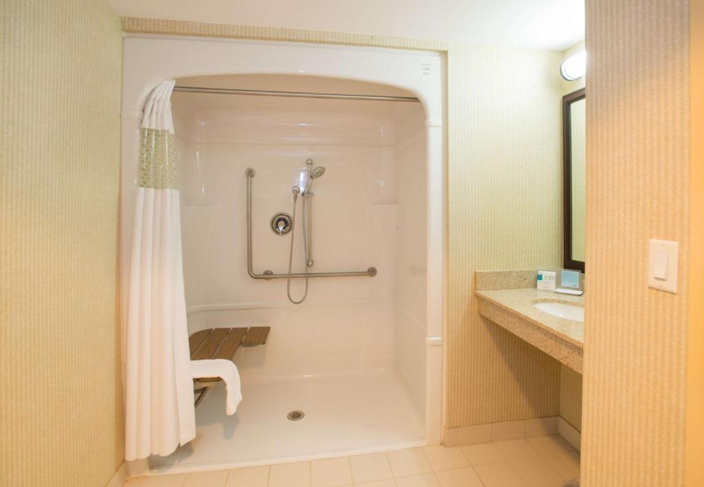 
Queen Room with Roll-In Shower - Disability Access/Non-Smoking
