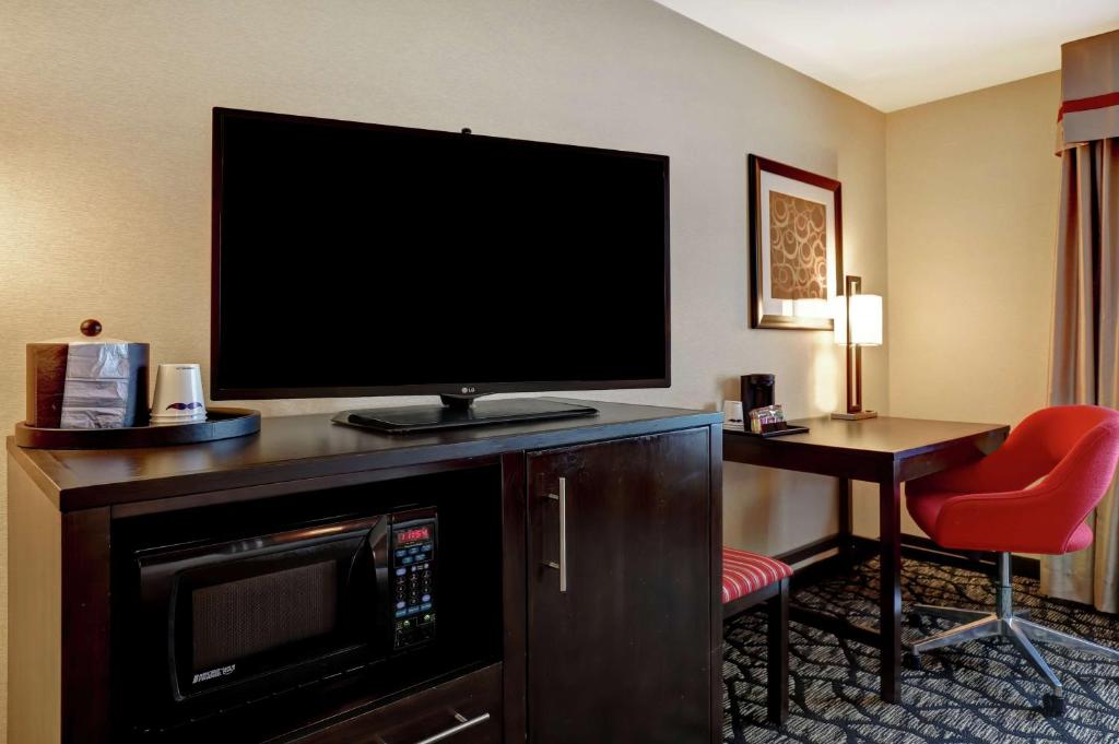 TV a/nebo společenská místnost v ubytování Hampton Inn by Hilton Chilliwack