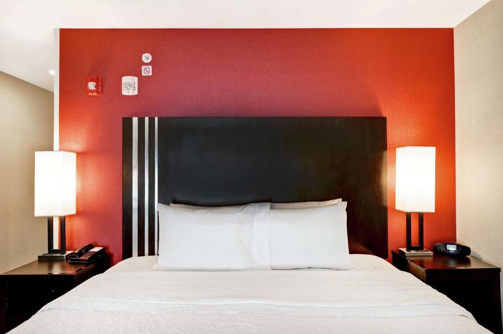 Postel nebo postele na pokoji v ubytování Hampton Inn by Hilton Chilliwack
