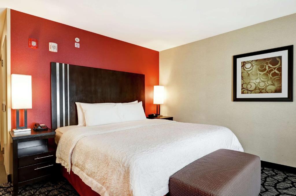 Postel nebo postele na pokoji v ubytování Hampton Inn by Hilton Chilliwack