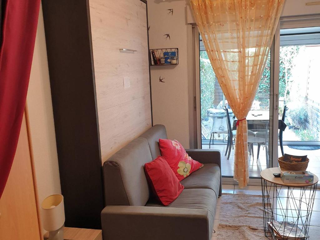 Posedenie v ubytovaní Studio cosy avec jardinet, parking privatif et WiFi gratuit - Proche Thermes et Étang de Thau - FR-1-503-148