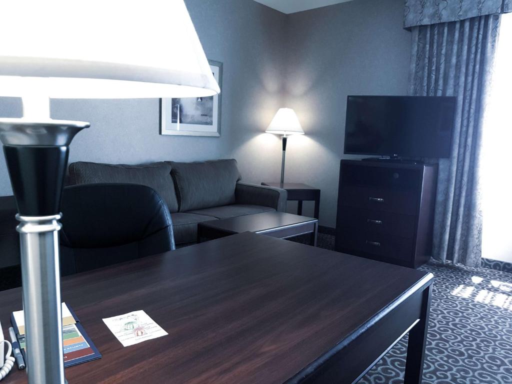 Hampton Inn & Suites by Hilton Edmonton International Airport - King Suite Con Sofá Cama - No Fumadores