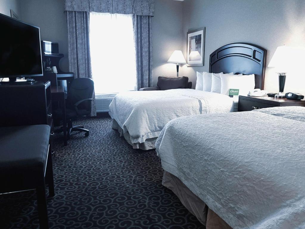Hampton Inn & Suites by Hilton Edmonton International Airport - Queen Room Met Twee Queensize Bedden - Niet -roken