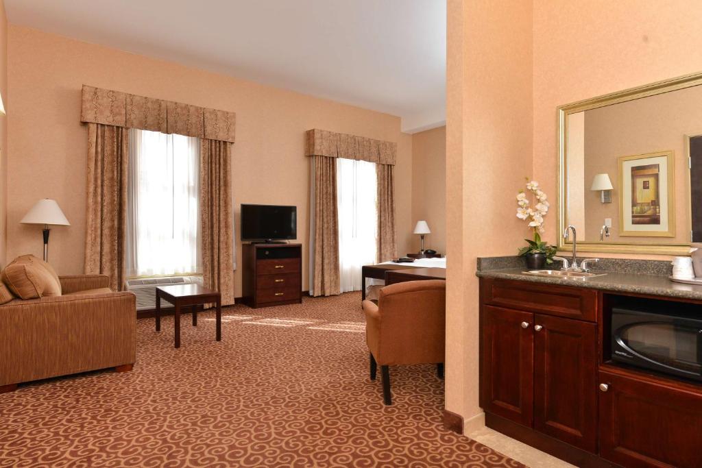 Hampton Inn & Suites by Hilton Edmonton International Airport - Estudio Accesible Para Rey Con Sofá Cama