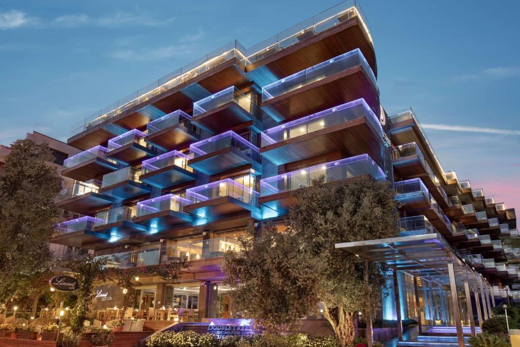 una representación de un edificio con acentos azules en DoubleTree by Hilton Kusadasi en Kusadasi