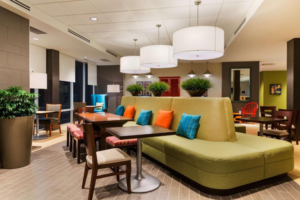 Posezení v ubytování Home2 Suites by Hilton West Edmonton