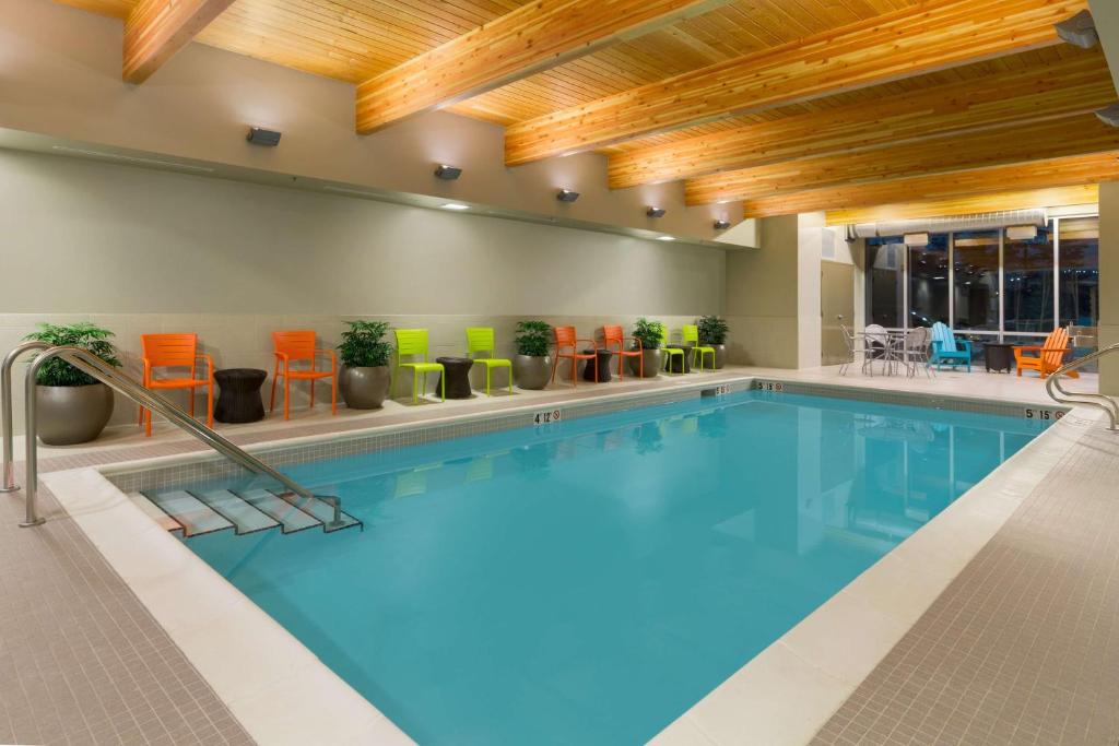Bazén v ubytování Home2 Suites by Hilton West Edmonton nebo v jeho okolí