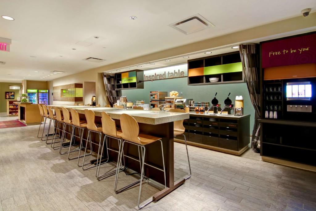 Nápoje v ubytování Home2 Suites by Hilton West Edmonton
