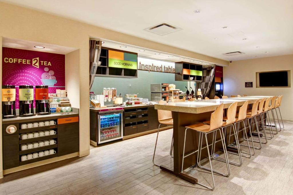 Kuchyň nebo kuchyňský kout v ubytování Home2 Suites by Hilton West Edmonton