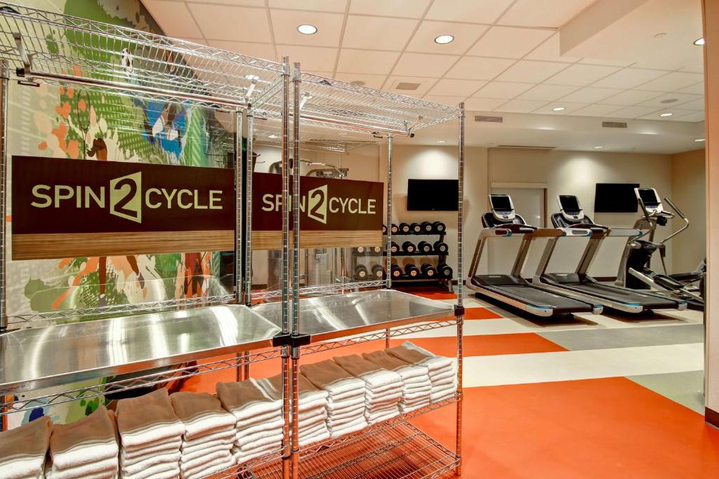 Fitness centrum a/nebo fitness zařízení v ubytování Home2 Suites by Hilton West Edmonton