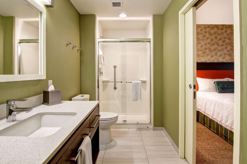 Koupelna v ubytování Home2 Suites by Hilton West Edmonton