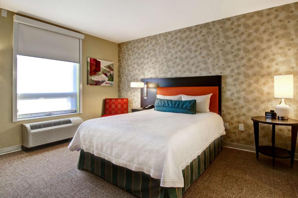 Postel nebo postele na pokoji v ubytování Home2 Suites by Hilton West Edmonton