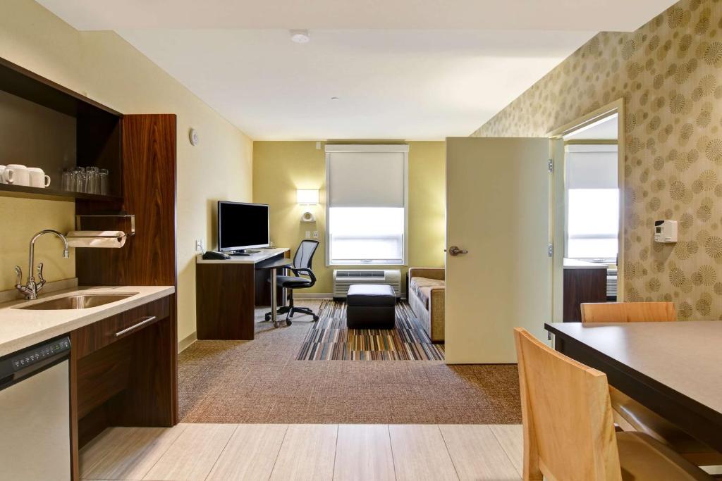 TV a/nebo společenská místnost v ubytování Home2 Suites by Hilton West Edmonton