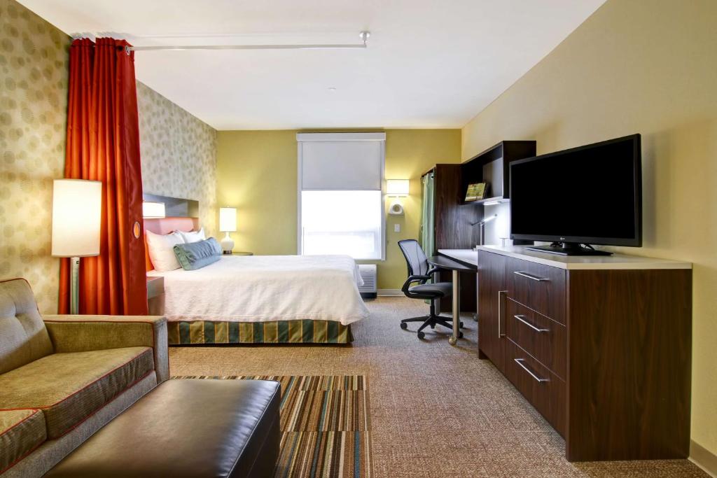 TV a/nebo společenská místnost v ubytování Home2 Suites by Hilton West Edmonton