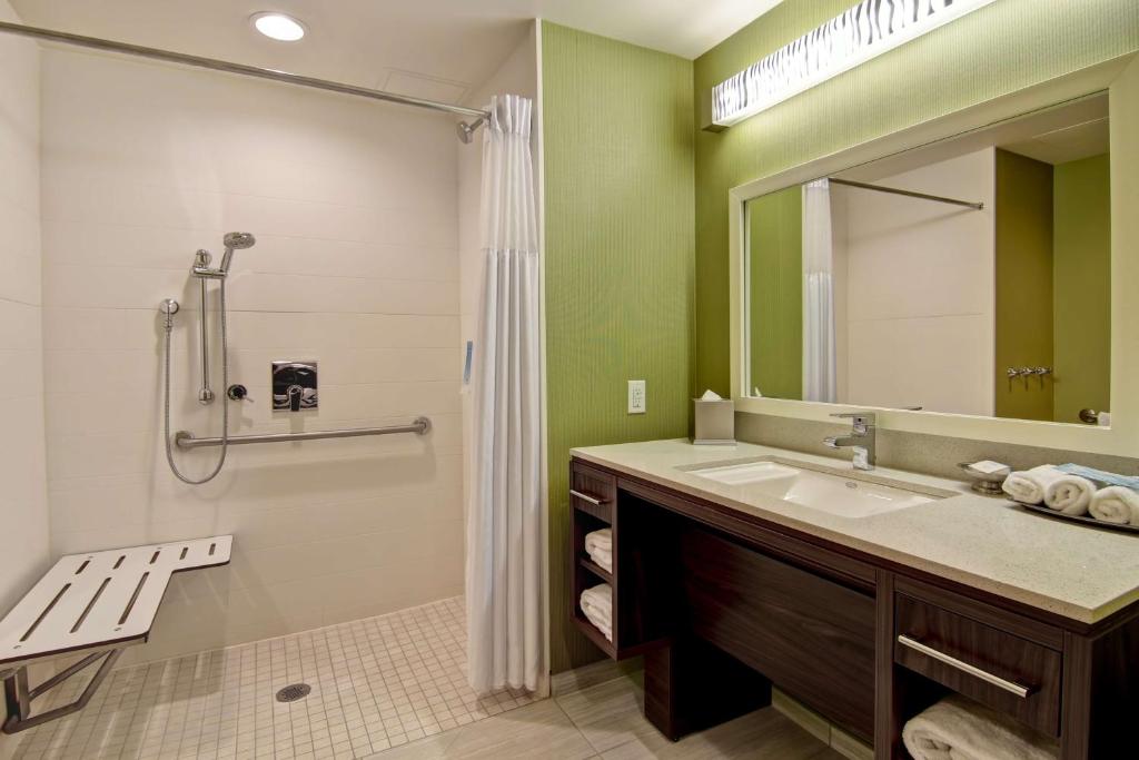 Koupelna v ubytování Home2 Suites by Hilton West Edmonton