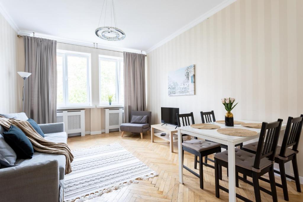 sala de estar con mesa y comedor en Golden Apartments Warsaw- 3 Separate Rooms Sleep 7 - Best Location&Nowy Świat, en Varsovia