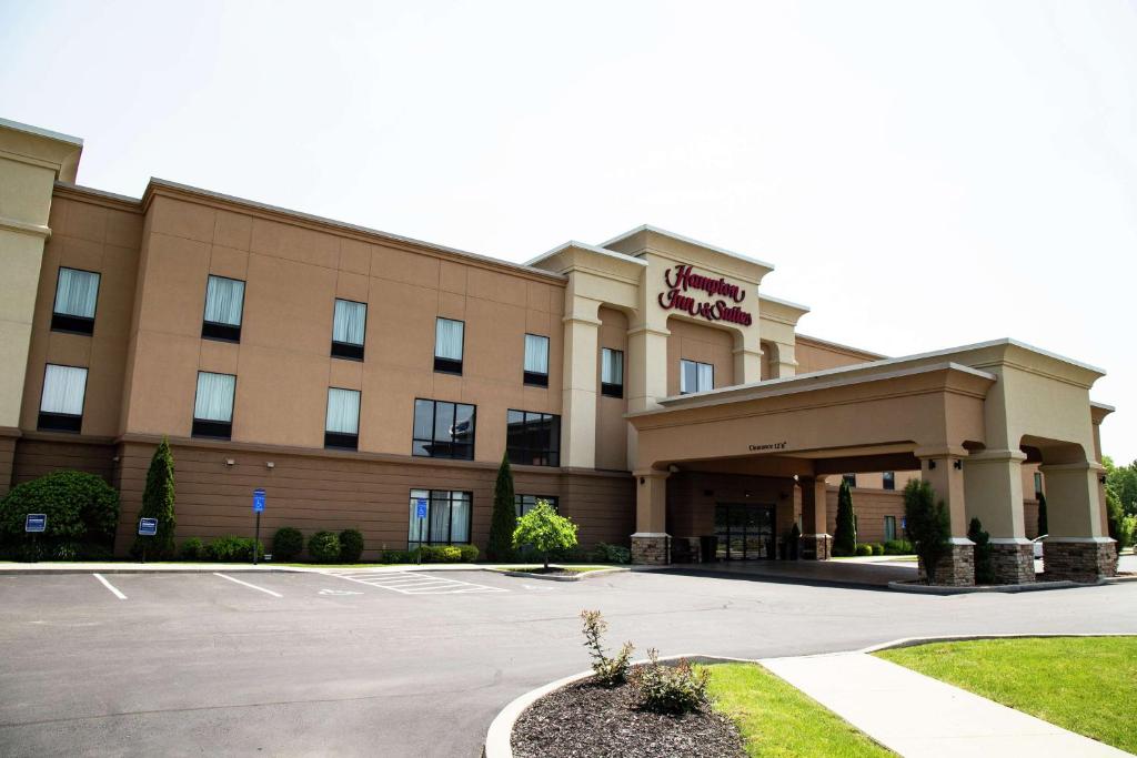 a hotel with a parking lot in front of it at Hampton Inn & Suites Sharon in West Middlesex