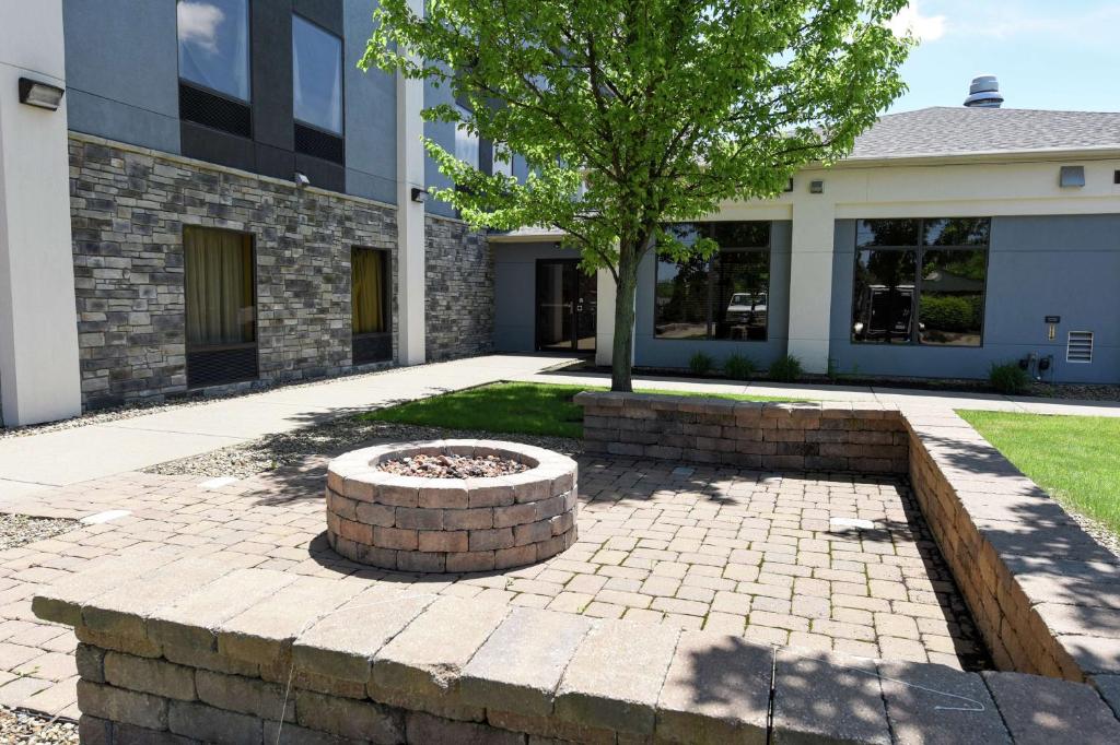 a building with a tree in the middle of a courtyard at Hampton Inn Youngstown-North in Youngstown