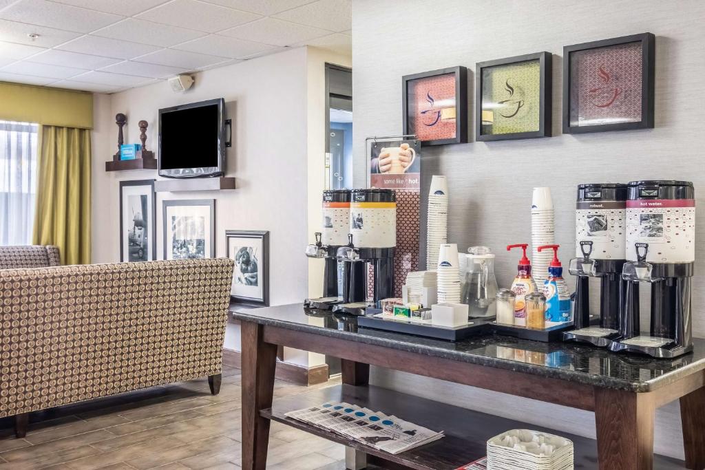 Hampton Inn Youngstown-North photo