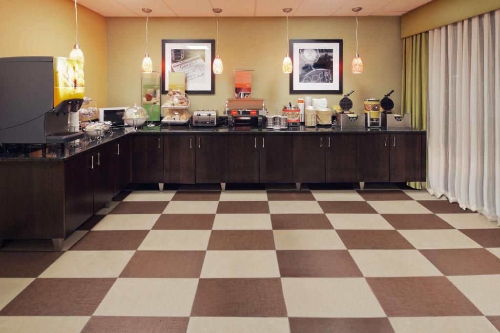 Hampton Inn Youngstown-North photo