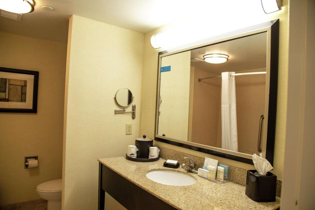 Hampton Inn & Suites Sharon - King Room With Sofa Bed - Non-Smoking