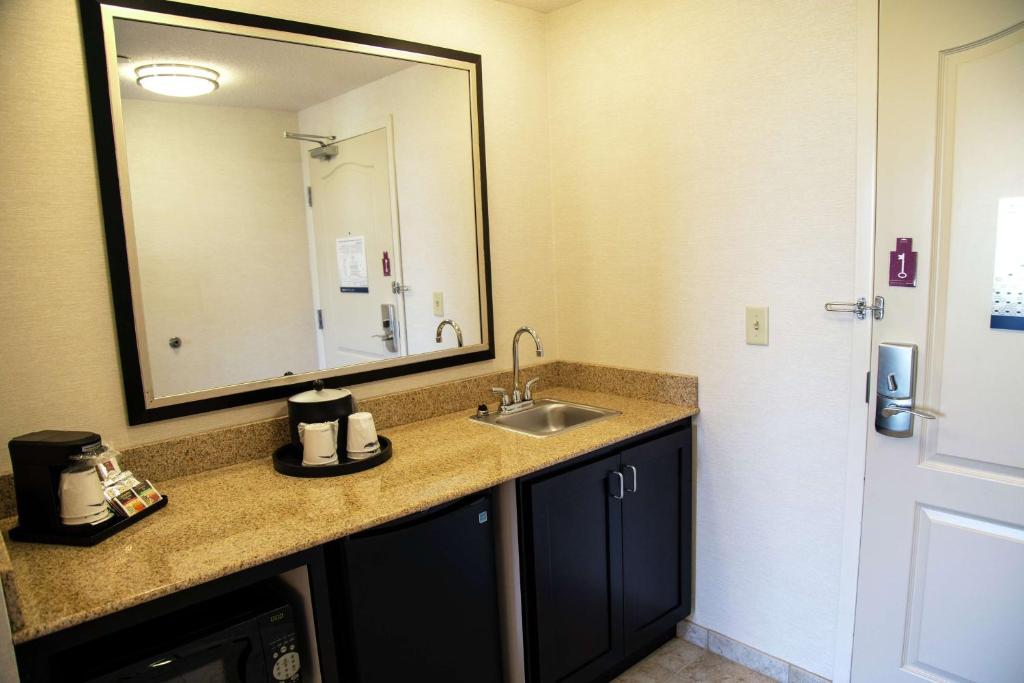Hampton Inn & Suites Sharon - Suite Estudio Con Cama Extragrande - No Fumadores