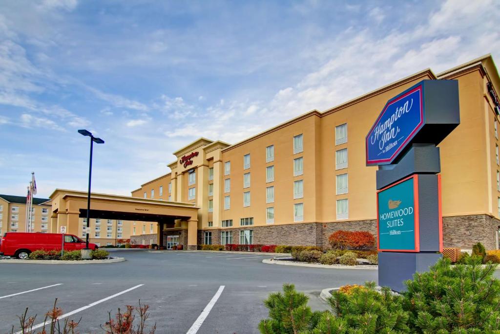 un edificio de hotel con un letrero en la calle delante de él en Hampton Inn Sudbury, Ontario, en Sudbury