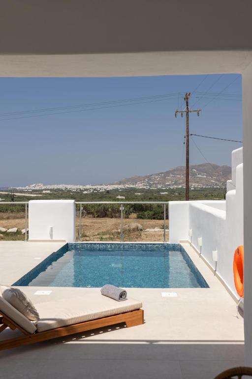 Bazén v ubytovaní Aeron Villas and Suites Naxos alebo v jeho blízkosti