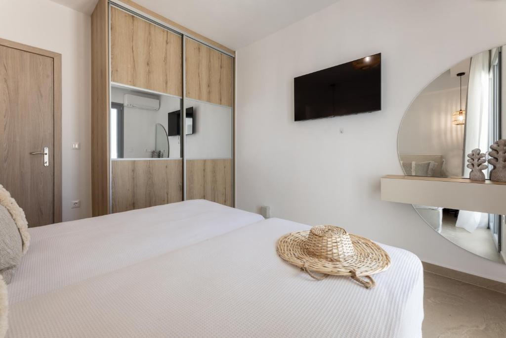 Posteľ alebo postele v izbe v ubytovaní Aeron Villas and Suites Naxos