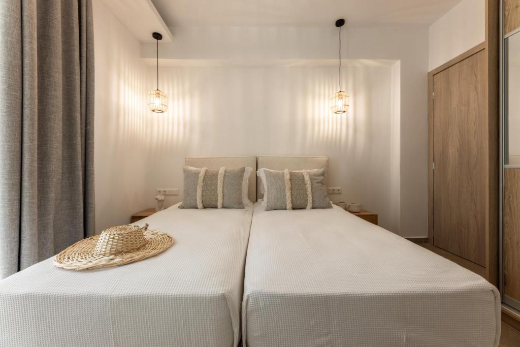 Posteľ alebo postele v izbe v ubytovaní Aeron Villas and Suites Naxos