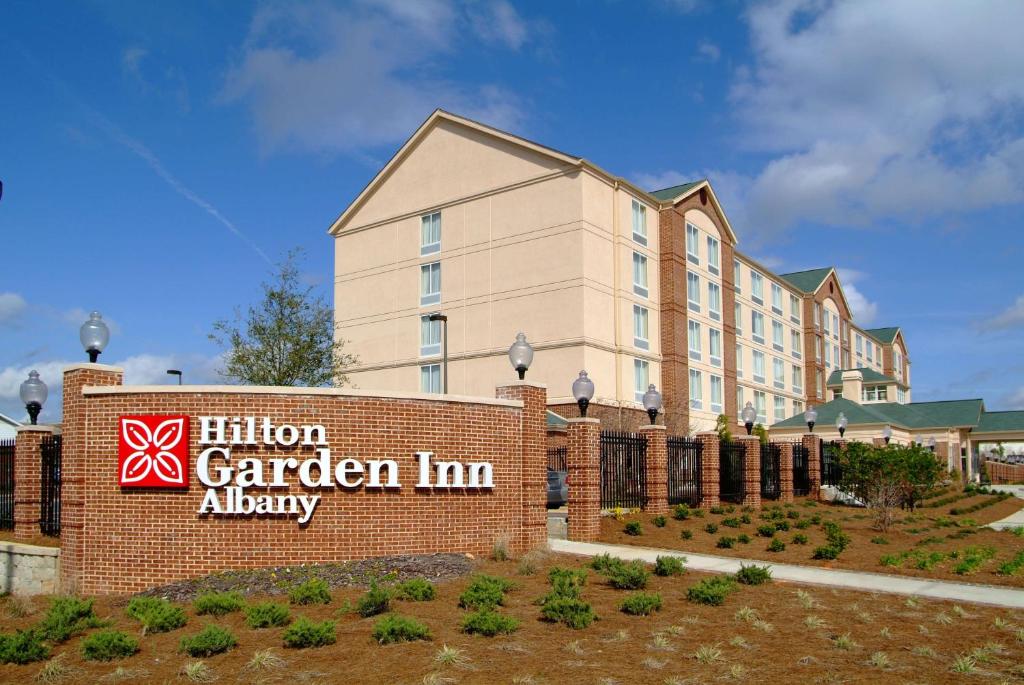 un jardin d'hôtel Signe de la ruelle devant un bâtiment dans l'établissement Hilton Garden Inn Albany, à Albany