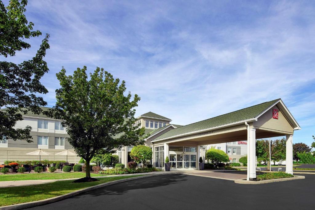 um edifício de hotel com um gazebo em frente em Hilton Garden Inn Allentown West em Breinigsville