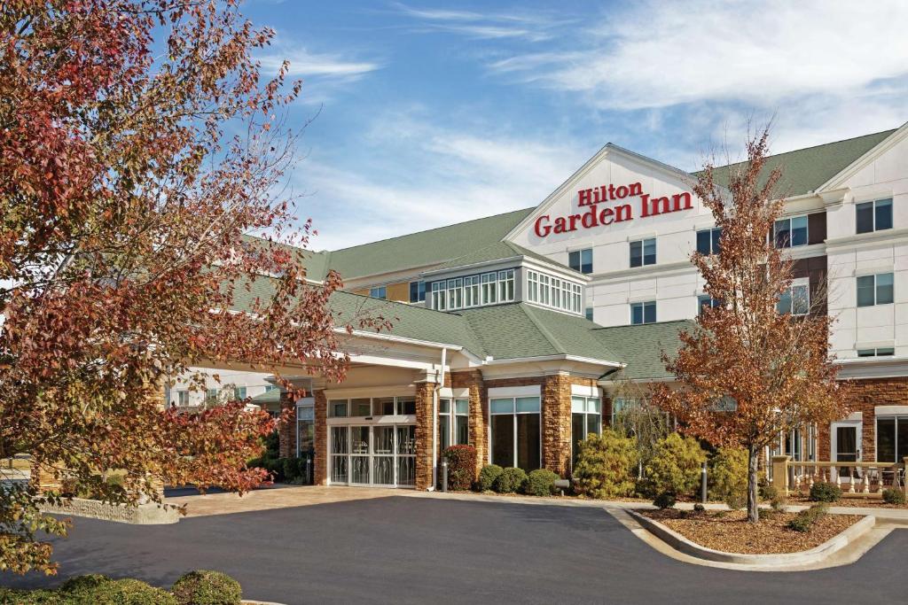 a hotel with a sign that reads hotel garden inn at Hilton Garden Inn Oxford/Anniston, AL in Oxford