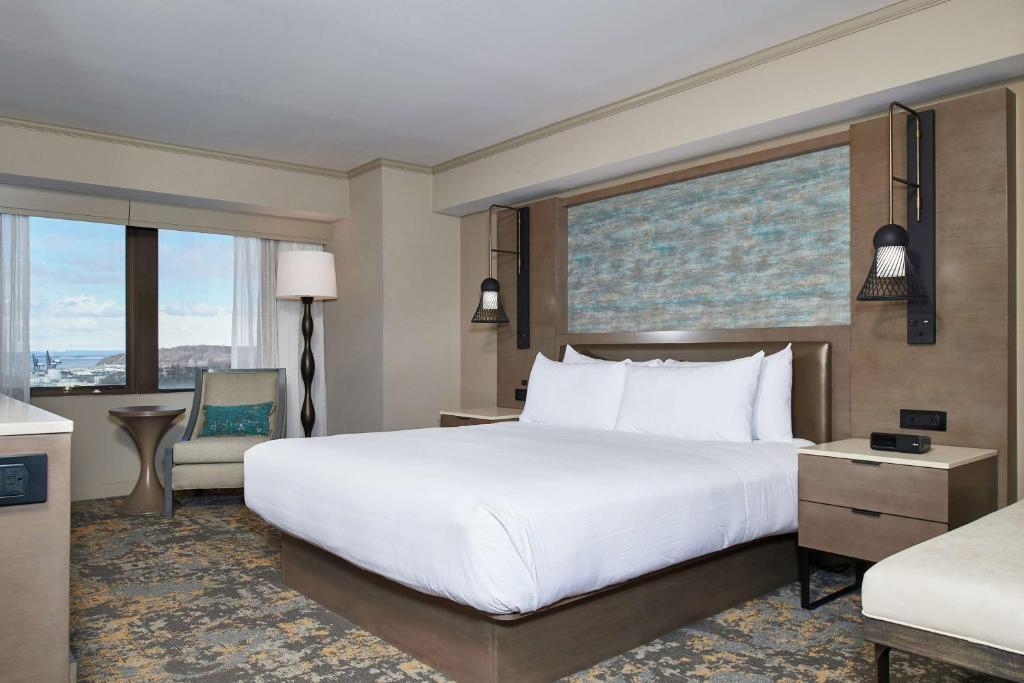 Postel nebo postele na pokoji v ubytování Hilton Anchorage