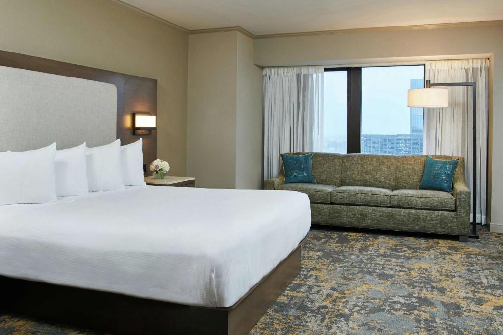Postel nebo postele na pokoji v ubytování Hilton Anchorage