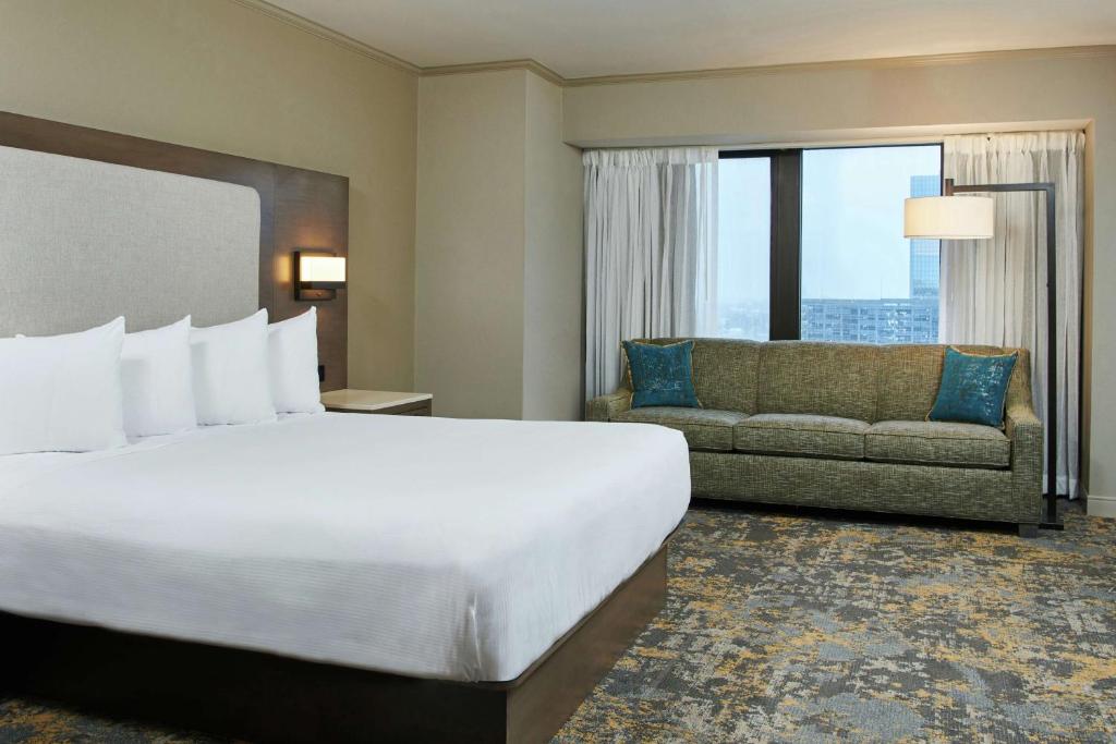Postel nebo postele na pokoji v ubytování Hilton Anchorage