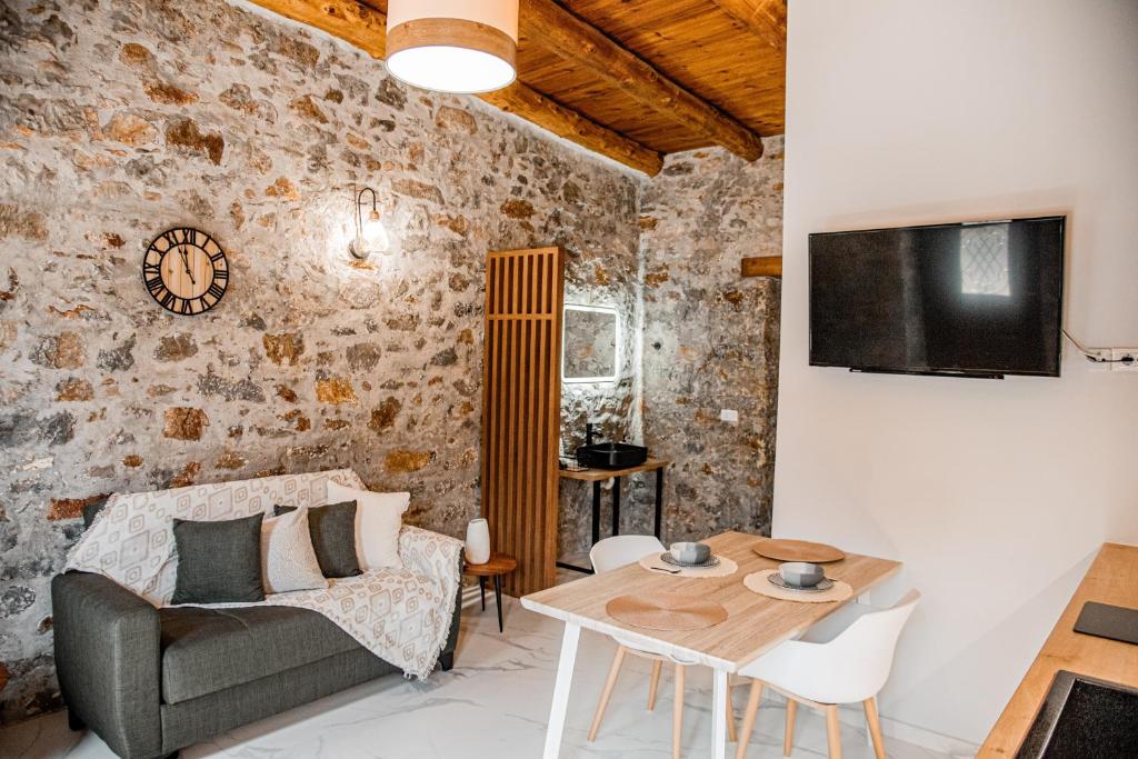 TV a/nebo společenská místnost v ubytování Petra Elounda Suites - Adults Only