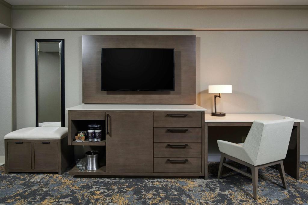 TV a/nebo společenská místnost v ubytování Hilton Anchorage