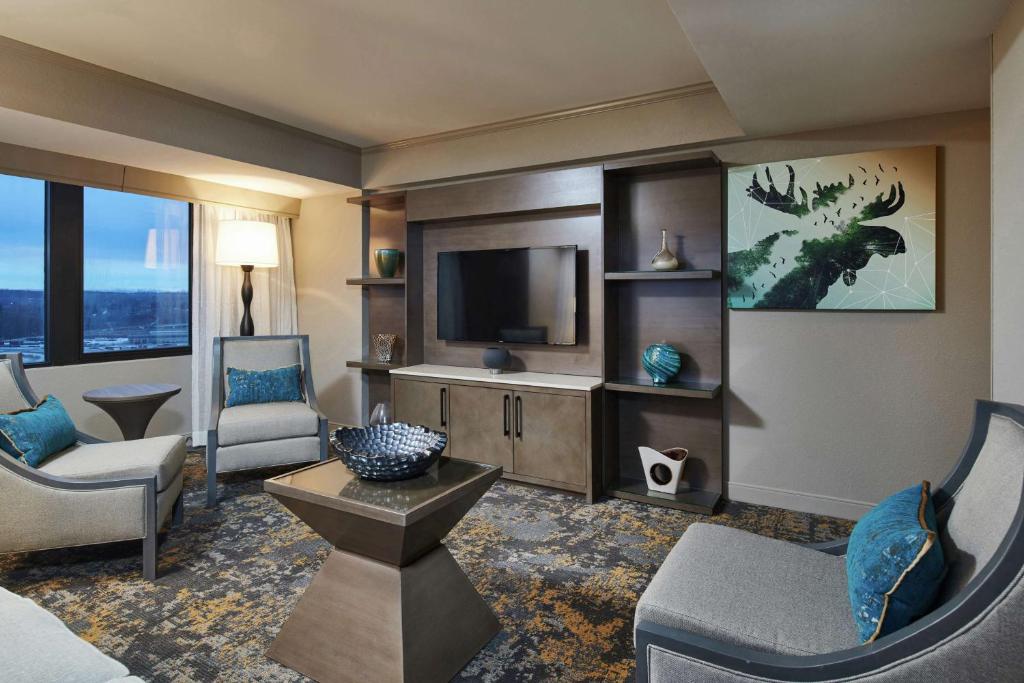 TV a/nebo společenská místnost v ubytování Hilton Anchorage