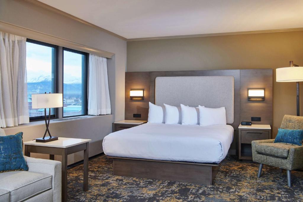 Postel nebo postele na pokoji v ubytování Hilton Anchorage