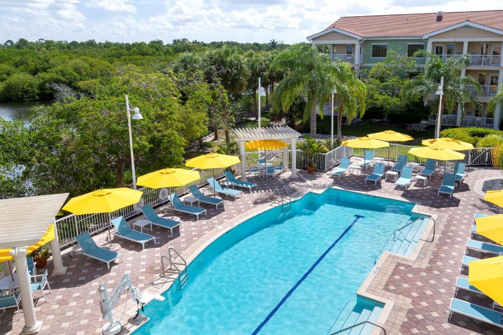 Bazén v ubytování DoubleTree Suites by Hilton Naples nebo v jeho okolí