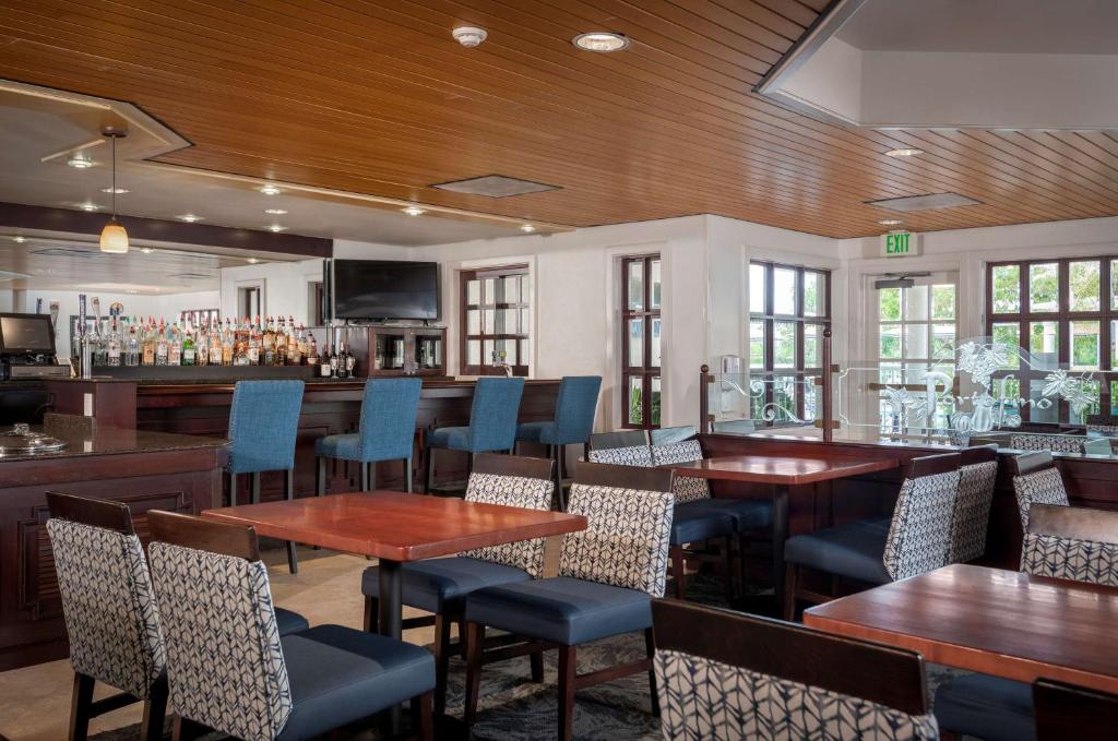 Posezení v ubytování DoubleTree Suites by Hilton Naples