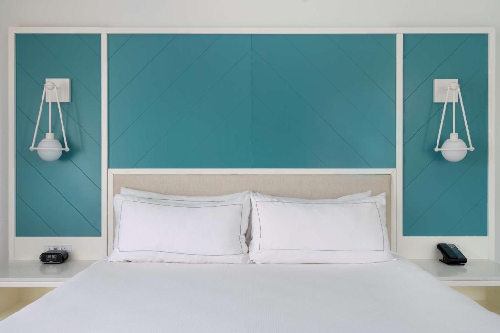 Postel nebo postele na pokoji v ubytování DoubleTree Suites by Hilton Naples