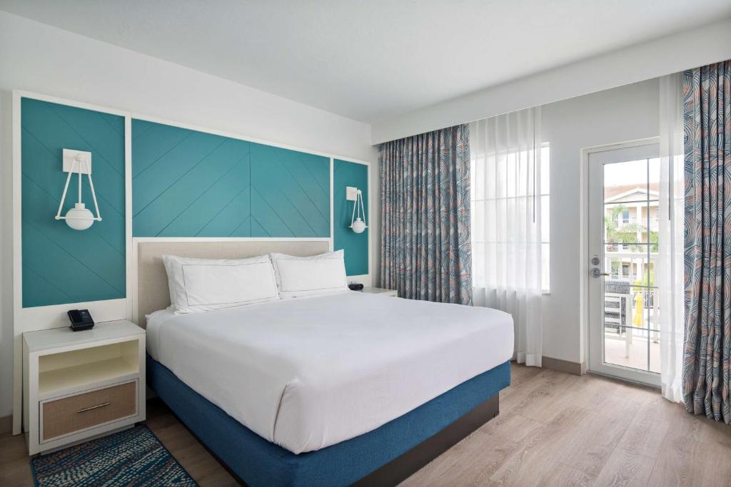 Postel nebo postele na pokoji v ubytování DoubleTree Suites by Hilton Naples