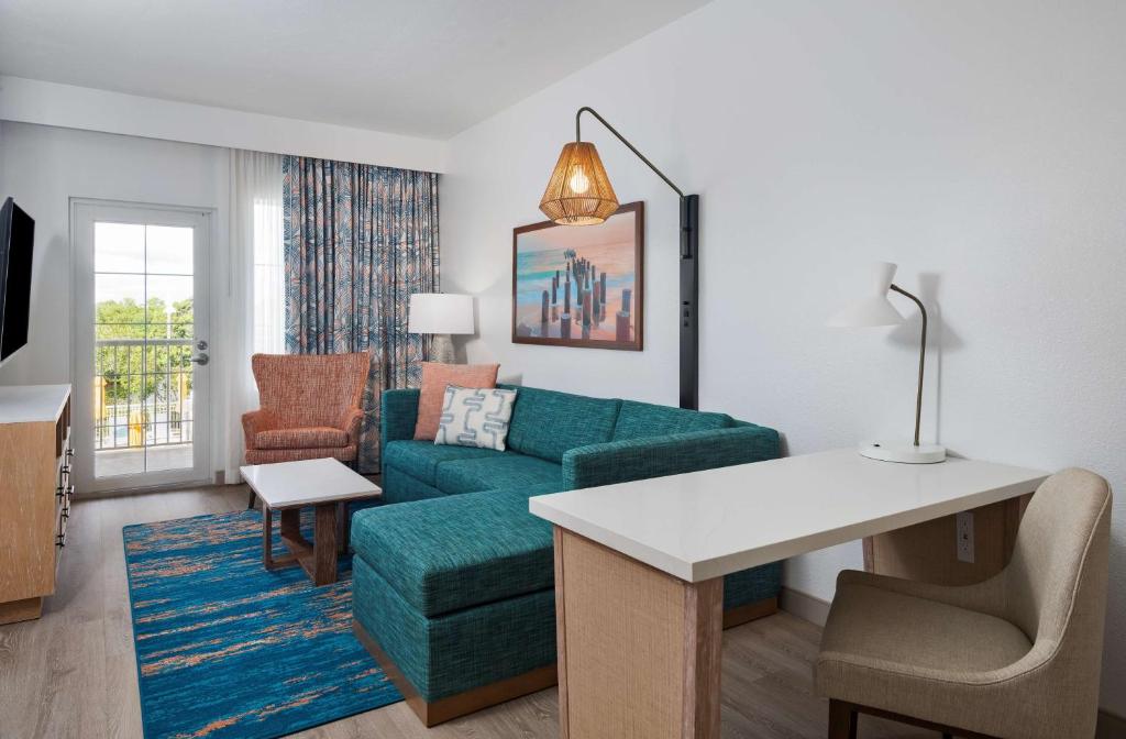 Posezení v ubytování DoubleTree Suites by Hilton Naples